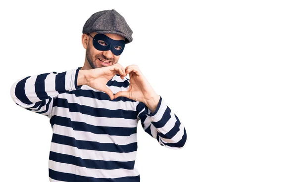 Hırsız Maskesi Takan Genç Yakışıklı Aşık Gülümseyen Elleriyle Kalp Sembolü — Stok fotoğraf