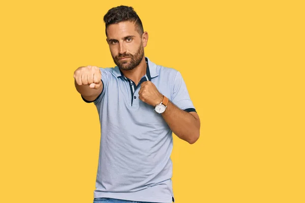 Homem Bonito Com Barba Vestindo Roupas Casuais Punho Perfuração Para — Fotografia de Stock