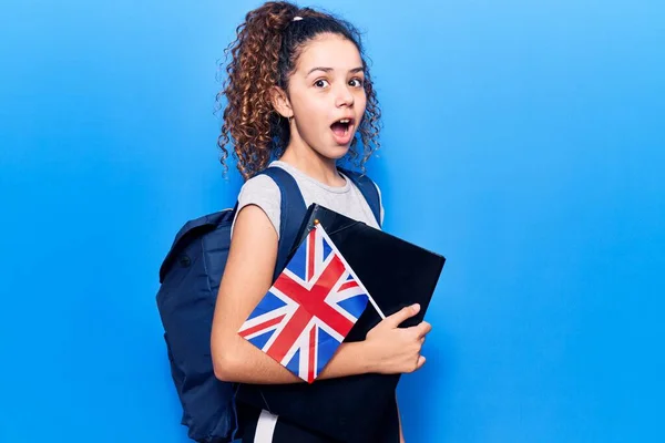 Hermosa Niña Con Pelo Rizado Usando Mochila Estudiante Con Aglutinante —  Fotos de Stock