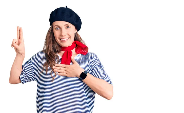 Fransız Beresi Çizgili Tişört Giyen Genç Sarışın Bir Kadın Gülümsüyor — Stok fotoğraf