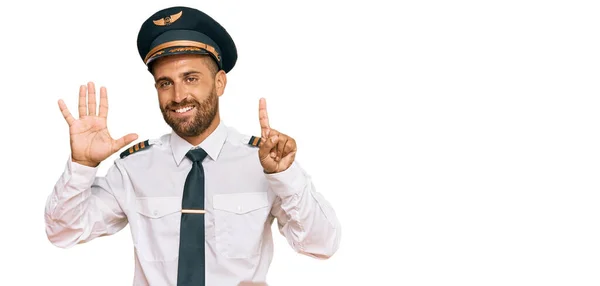Snygg Man Med Skägg Klädd Flygplan Pilot Uniform Som Visar — Stockfoto