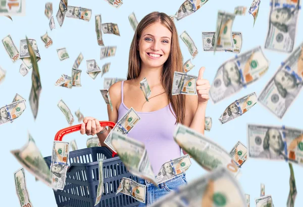 Jovem Bela Mulher Loira Segurando Supermercado Cesta Compras Sorrindo Feliz — Fotografia de Stock
