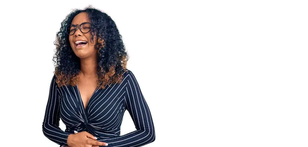 Mujer Afroamericana Joven Que Usa Ropa Casual Gafas Con Mano —  Fotos de Stock