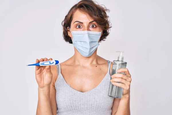 Mujer Hispana Joven Con Máscara Médica Gel Desinfectante Manos Termómetro — Foto de Stock