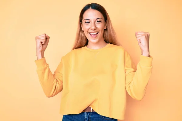 Sarı Arka Planda Genç Esmer Kadın Gururla Bağırıyor Zaferi Kutluyor — Stok fotoğraf