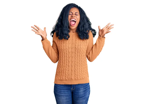 Schöne Afrikanisch Amerikanische Frau Lässigem Pullover Feiert Verrückt Und Verrückt — Stockfoto