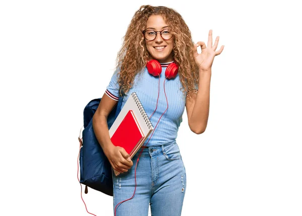 Güzel Beyaz Kız Elinde Öğrenci Çantası Kitaplarıyla Tamam Işareti Yapıyor — Stok fotoğraf