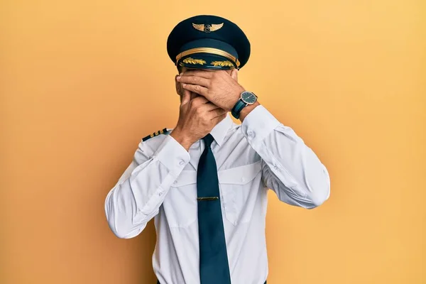 Schöner Hispanischer Mann Flugzeugpilotenuniform Der Augen Und Mund Mit Händen — Stockfoto