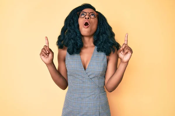 Hermosa Mujer Africana Vistiendo Vestido Negocios Gafas Sorprendida Sorprendida Mirando — Foto de Stock