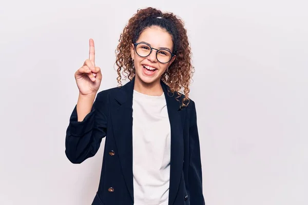 Menina Bonita Criança Com Cabelo Encaracolado Vestindo Roupas Negócios Óculos — Fotografia de Stock