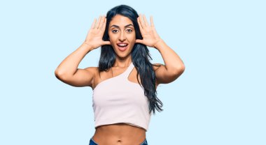 Gündelik kıyafetler giyen, neşeli gülümseyen güzel İspanyol bir kadın ellerini göstererek bir yuhalamaya bakıyor. Şaşırdım ve çıktım. 