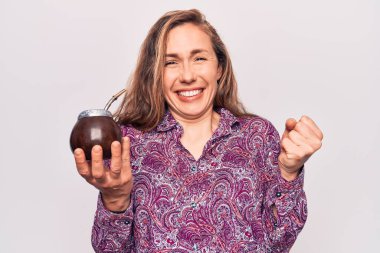 Genç ve güzel sarışın kadın Arjantin içkisi içiyor. Gururla bağırıyor, zaferi kutluyor ve kollarını kaldırarak başarıyı kutluyor. 