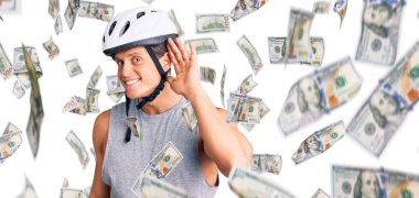 Bisiklet kaskı takan genç yakışıklı adam kulağına fısıldayarak dedikoduları ve dedikoduları dinliyor. Sağırlık kavramı.