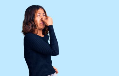 Genç, güzel, melez bir kadın günlük kıyafetler giyiyor. Kokuşmuş ve iğrenç bir koku alıyor. Dayanılmaz bir koku. Kötü kokuyor. 