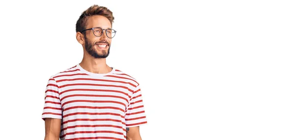 Hombre Guapo Rubio Con Barba Vistiendo Ropa Casual Gafas Mirando —  Fotos de Stock