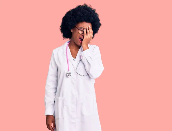 Joven Mujer Afroamericana Con Abrigo Médico Estetoscopio Bostezando Cansada Cubriendo — Foto de Stock