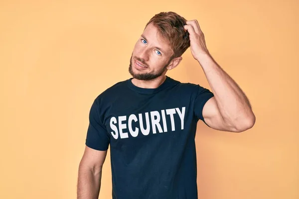 Jovem Caucasiano Vestindo Camisa Segurança Confundir Perguntar Sobre Pergunta Incerto — Fotografia de Stock