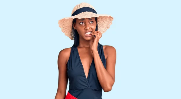 Ung Afrikansk Amerikansk Kvinna Baddräkt Och Sommarmössa Ser Stressad Och — Stockfoto