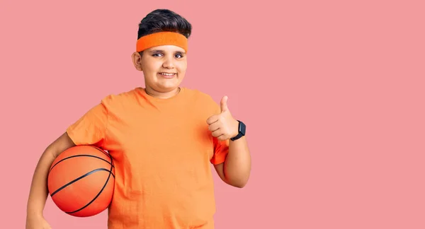 Kleiner Junge Der Basketballball Hält Und Glücklich Und Positiv Lächelt — Stockfoto