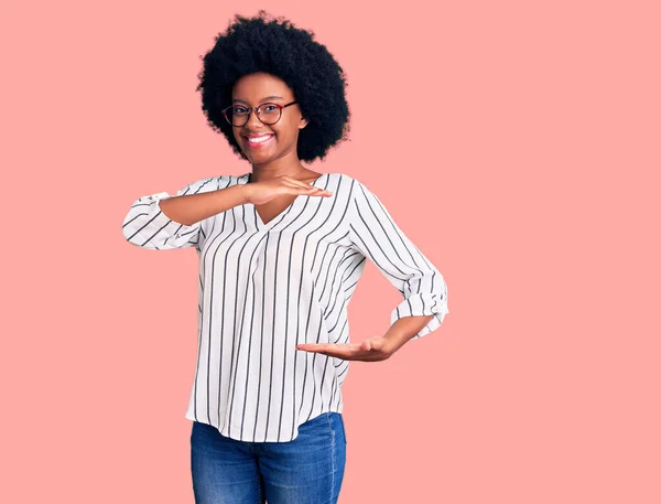 Jovem Afro Americana Vestindo Roupas Casuais Óculos Gestos Com Mãos — Fotografia de Stock