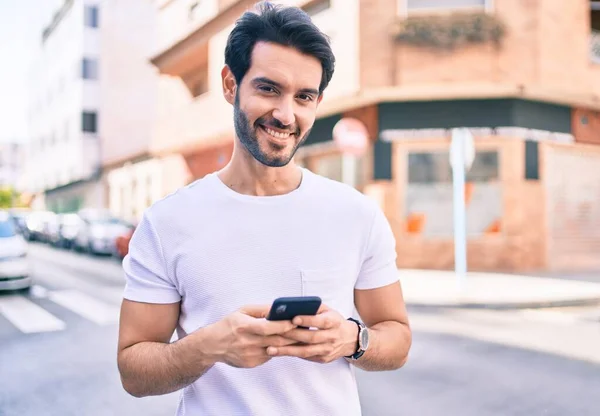 Genç Spanyol Adam Şehirde Akıllı Telefon Kullanarak Mutlu Gülümsüyor — Stok fotoğraf