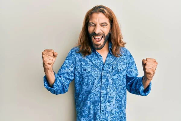 Uzun Saçlı Sakallı Çekici Bir Adam Lerin Disko Tarzı Tişörtünü — Stok fotoğraf