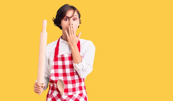 Schöne Junge Frau Mit Kurzen Haaren Die Professionelle Bäckerschürze Trägt — Stockfoto