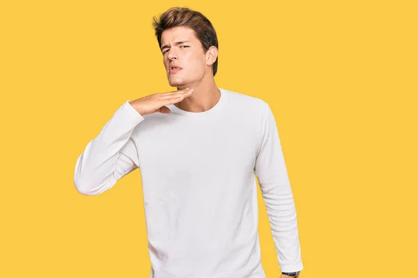 Przystojny Biały Mężczyzna Noszący Luźny Biały Sweter Poderżnięty Gardło Jak — Zdjęcie stockowe