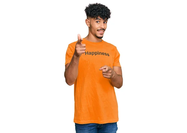 Homem Árabe Jovem Vestindo Camiseta Com Mensagem Palavra Felicidade Apontando — Fotografia de Stock