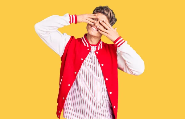 Homem Bonito Jovem Vestindo Uniforme Beisebol Cobrindo Olhos Com Mãos — Fotografia de Stock