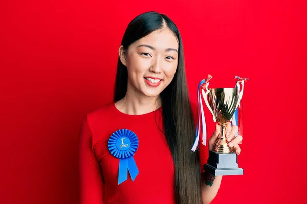 Ung Kinesisk Kvinna Bär Första Plats Bricka Innehav Trofé Ser — Stockfoto