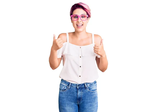 Mujer Hermosa Joven Con Pelo Rosa Con Ropa Casual Gafas —  Fotos de Stock