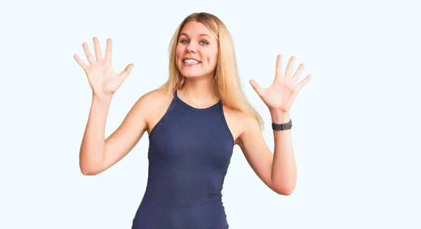 Junge Schöne Blonde Frau Trägt Legeres Kleid Und Zeigt Mit — Stockfoto