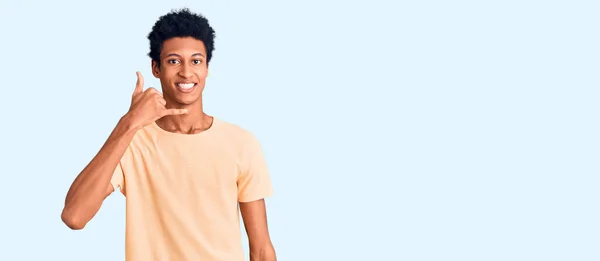 Jovem Afro Americano Vestindo Roupas Casuais Sorrindo Fazendo Gesto Telefônico — Fotografia de Stock