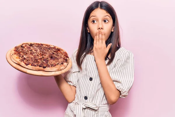 Schöne Kindermädchen Mit Italienischer Pizza Die Mund Mit Der Hand — Stockfoto