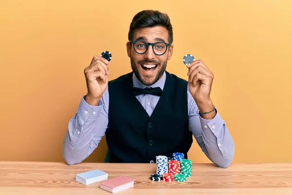 Knappe Spaanse Croupier Man Zit Tafel Met Casino Chips Glimlachend — Stockfoto