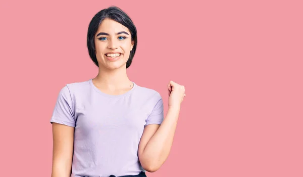 Menina Adolescente Morena Vestindo Roupas Casuais Sorrindo Com Rosto Feliz — Fotografia de Stock