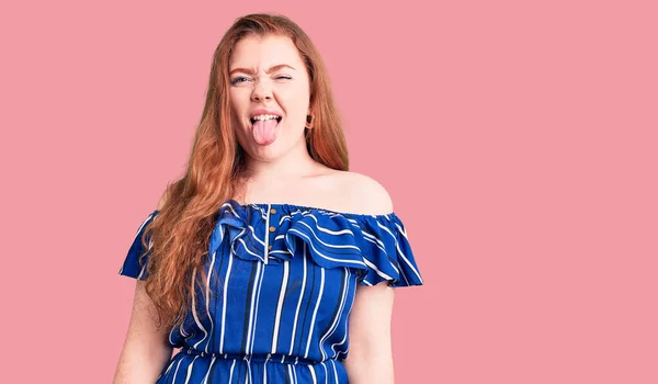 Jonge Mooie Roodharige Vrouw Draagt Casual Kleding Steken Tong Uit — Stockfoto