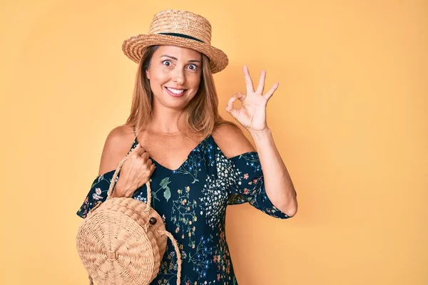 Hispanische Frau Mittleren Alters Mit Sommermütze Korbtasche Die Mit Den — Stockfoto