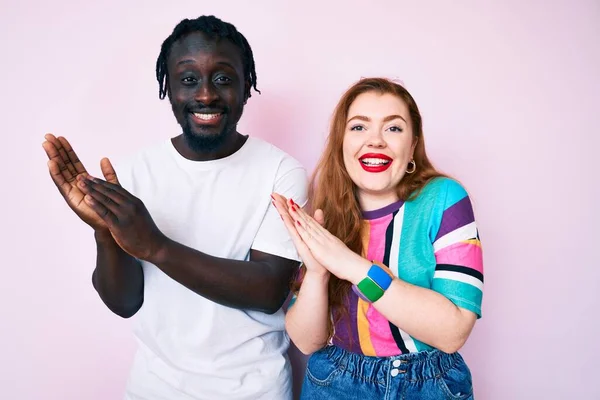 Casal Inter Racial Vestindo Roupas Casuais Batendo Palmas Aplaudindo Feliz — Fotografia de Stock