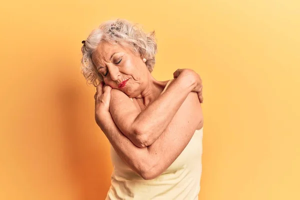 Mujer Mayor Cabello Gris Con Ropa Casual Abrazándose Feliz Positivo — Foto de Stock