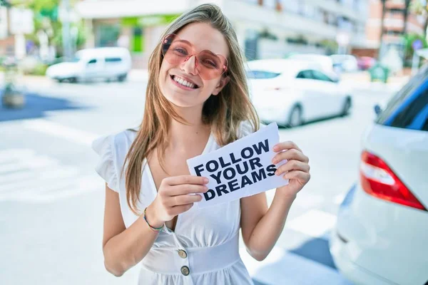 코카서스 여성은 행복하게 웃으면서 도시에서 당신의 메세지 종이를 따라가고 있습니다 — 스톡 사진