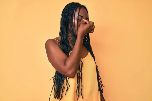 Mujer Afroamericana Con Trenzas Que Usan Ropa Casual Cansada Frotando — Foto de Stock