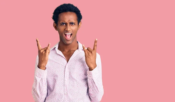 Homem Bonito Africano Vestindo Camisa Rosa Casual Gritando Com Expressão — Fotografia de Stock