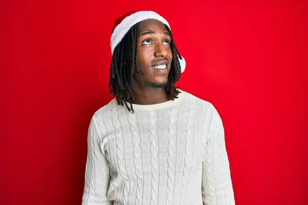 Africano Americano Com Tranças Vestindo Chapéu Natal Sorrindo Olhando Para — Fotografia de Stock
