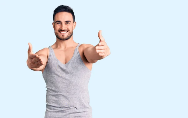 Homem Bonito Jovem Vestindo Roupa Banho Camiseta Sem Mangas Olhando — Fotografia de Stock