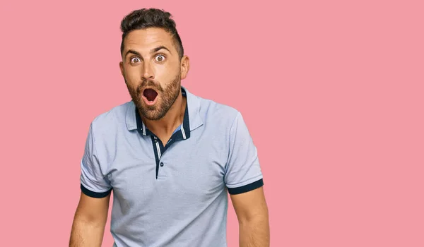 Hombre Guapo Con Barba Vistiendo Ropa Casual Asustado Sorprendido Con — Foto de Stock