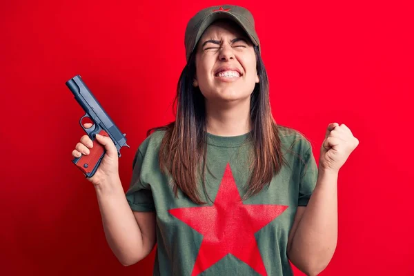 Joven Hermosa Morena Vistiendo Camiseta Con Símbolo Comunista Estrella Roja —  Fotos de Stock