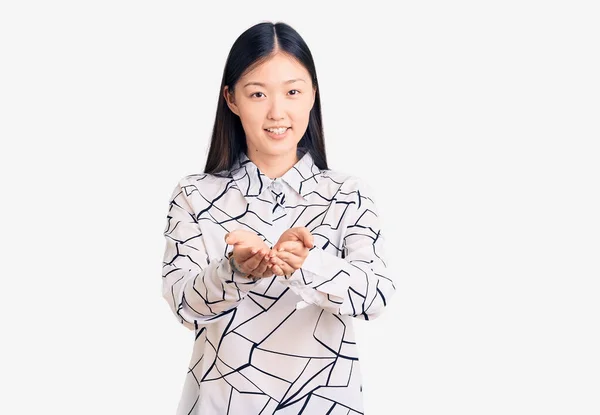 Joven Hermosa Mujer China Con Camisa Casual Sonriendo Con Las — Foto de Stock