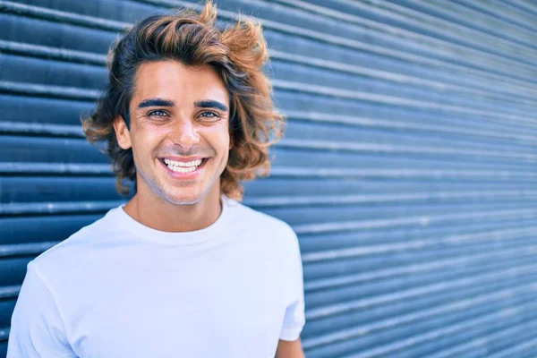 Mladý Pohledný Hispánec Muž Usměvavý Šťastný Chůze Ulici Města — Stock fotografie